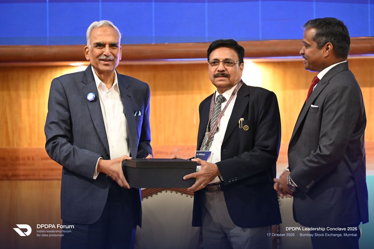 Shri D. Sivanandhan, IPS (Retd), honours Adv. (Dr) Ashok Yende, with Capt. S V Ramsunder (Retd)